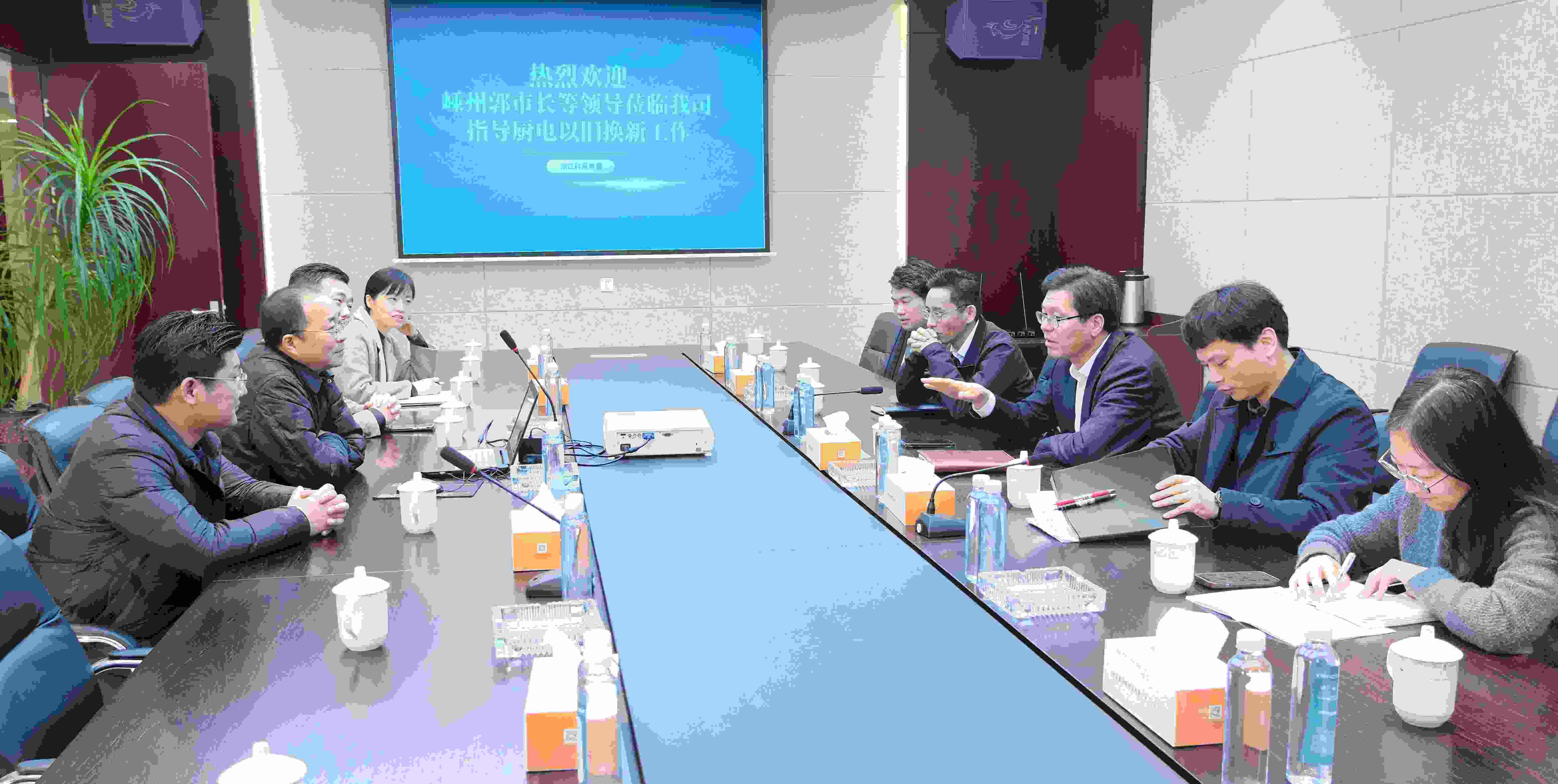 嵊州‌市副市长郭伟锋，商务局领导一行莅临科恩调研厨电以旧换新工作！